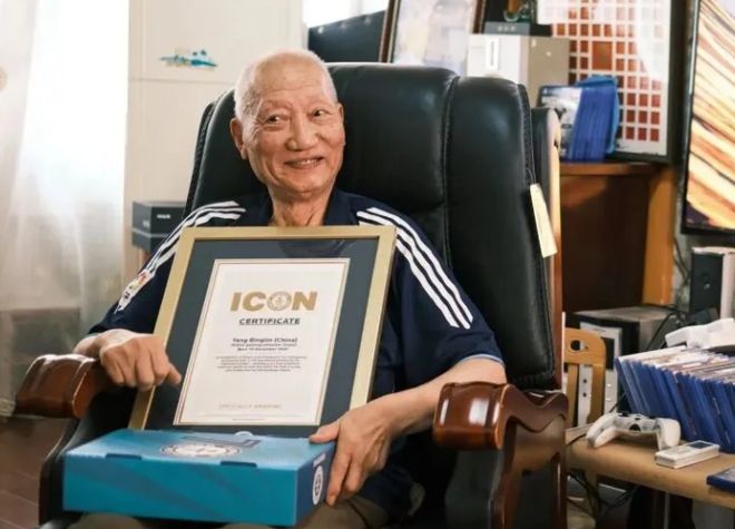 轻人忠告老了还想打游戏就照做凯发k890岁游戏网红发给年(图2)