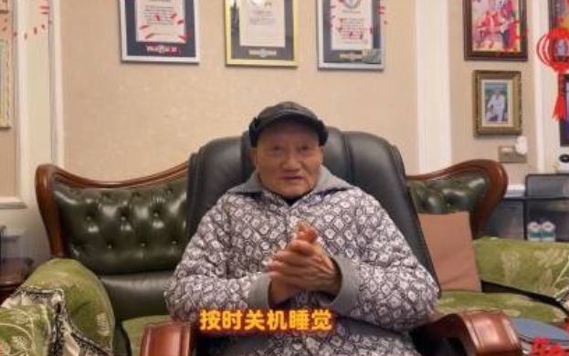 轻人忠告老了还想打游戏就照做凯发k890岁游戏网红发给年(图4)