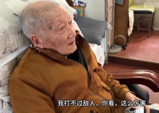 轻人忠告老了还想打游戏就照做凯发k890岁游戏网红发给年(图6)